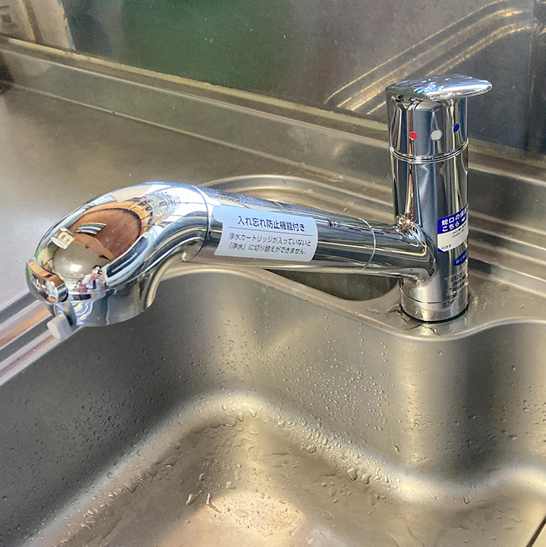 「浄水・原水」の表示が見やすい浄水器へ取替。<br />
<br />
レバーをスライドさせると、シャワー/ストレートが切り替わります。