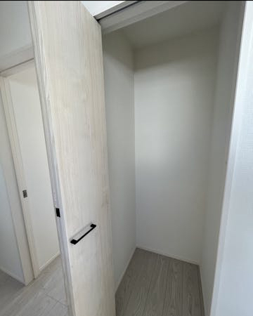 収納スペースには棚がない状態でした。