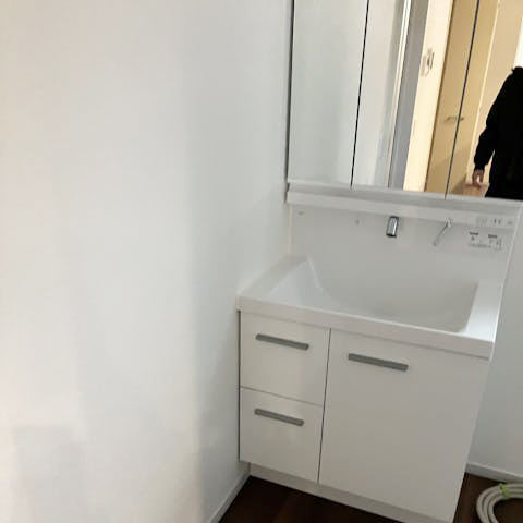 洗面台横の壁への水はねが気になっておられました。