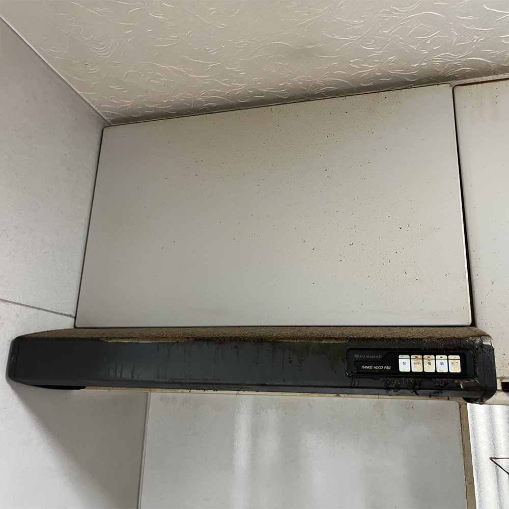 経年の油汚れでファンがうまくまわっていない状況でした。