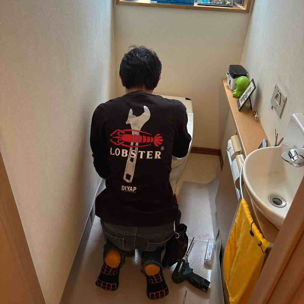 まずは、既存のトイレを撤去します。