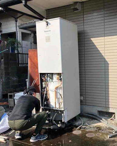 配管や電線接続のために前面カバーを取り外し、機器の入れ替え作業を確実に行っていきます。