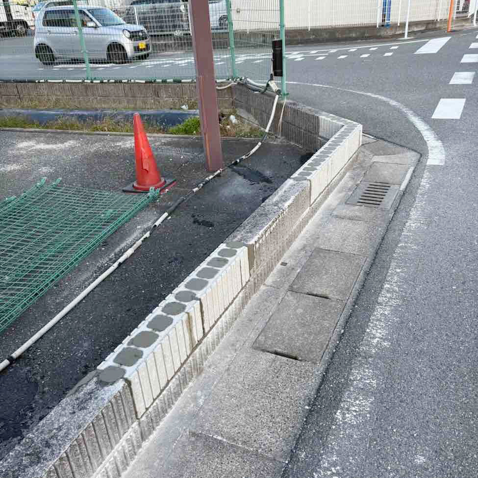 破損したフェンスは取り外し、ブロックの基礎も作り直しています。