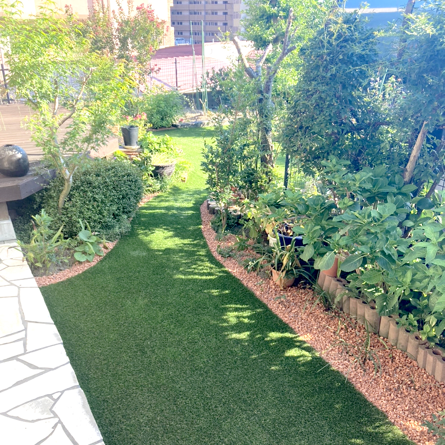 人工芝と瓦のチップの組み合わせで緑鮮やかなおしゃれな庭に！