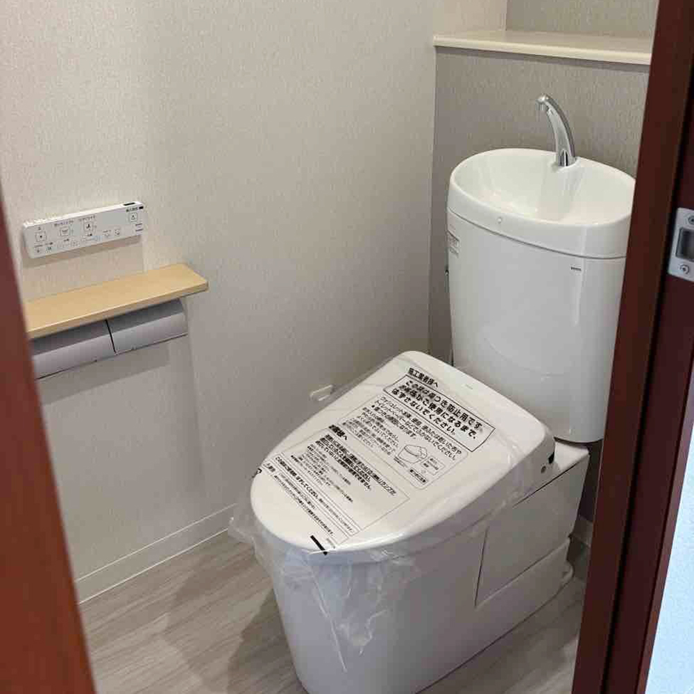 TOTOのピュアレストEXは、手が洗いやすい深めのボウルで周囲に水滴が飛び散りにくいデザイン。
紙巻き器も棚をつけたので、携帯などもおけます。