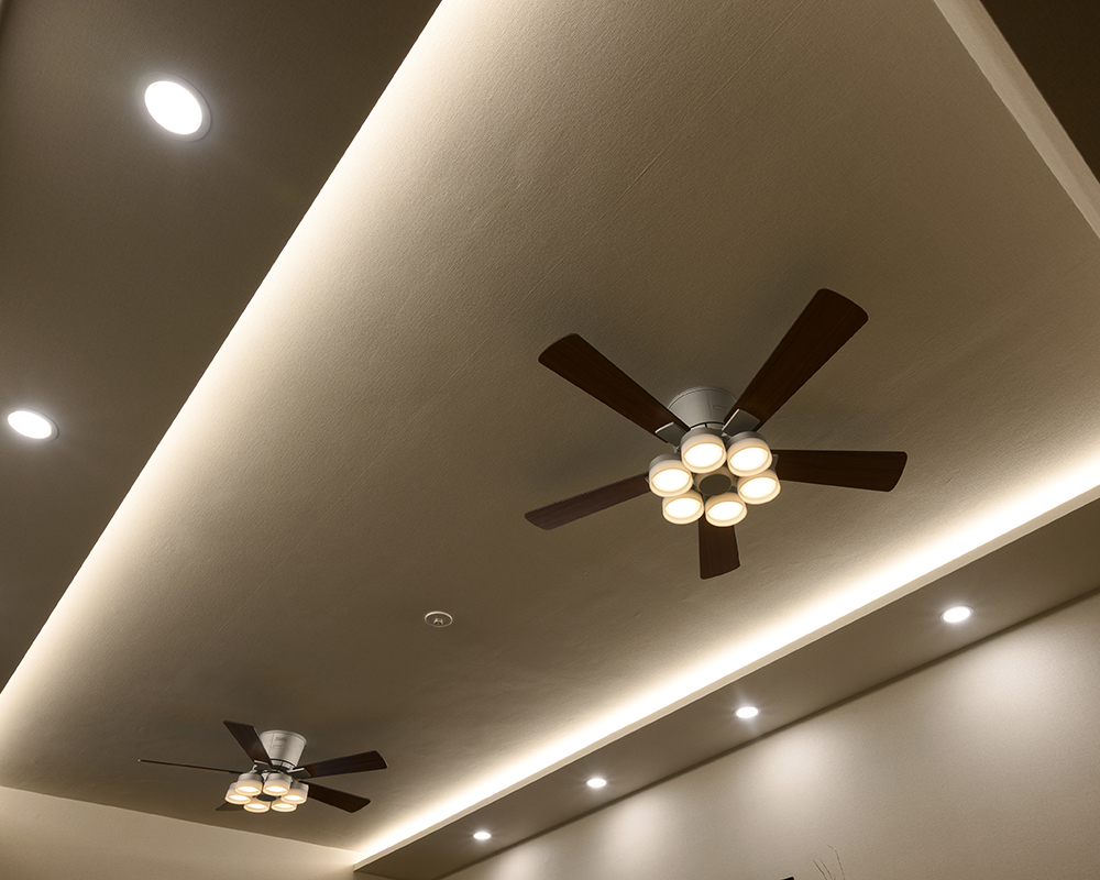 リビングの天井を折り上げ天井にし、間接照明を仕込むことで、柔らかな光が広がるスタイリッシュなLDKを演出しました。