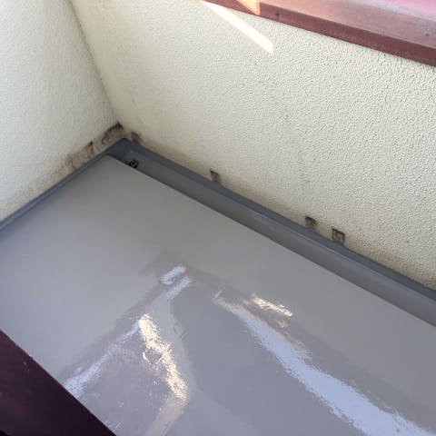 ウレタン防水処理を実施し、防水層をしっかりと形成していきます。