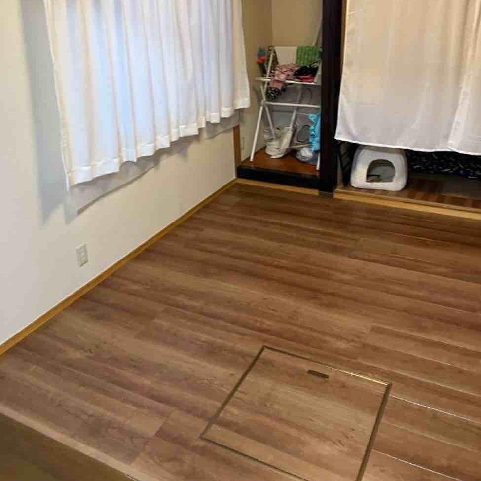 もともと和室には床下点検口があったので、それを利用して床下収納庫を設置。
床下点検・メンテナンスにも対応できる納まりに。