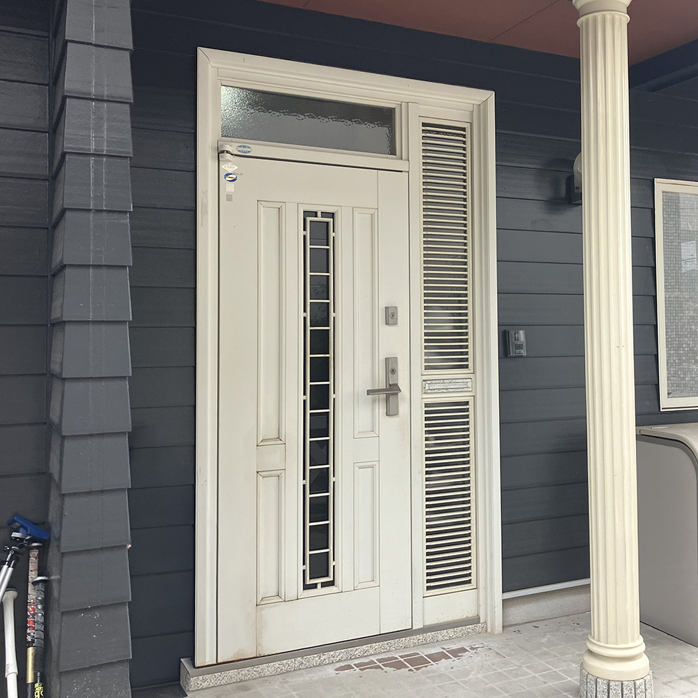 上下にある鍵も回しづらくなっていました。
ドアクローザーが機能しておらず、ドアが勢いよく閉まって危険でした。