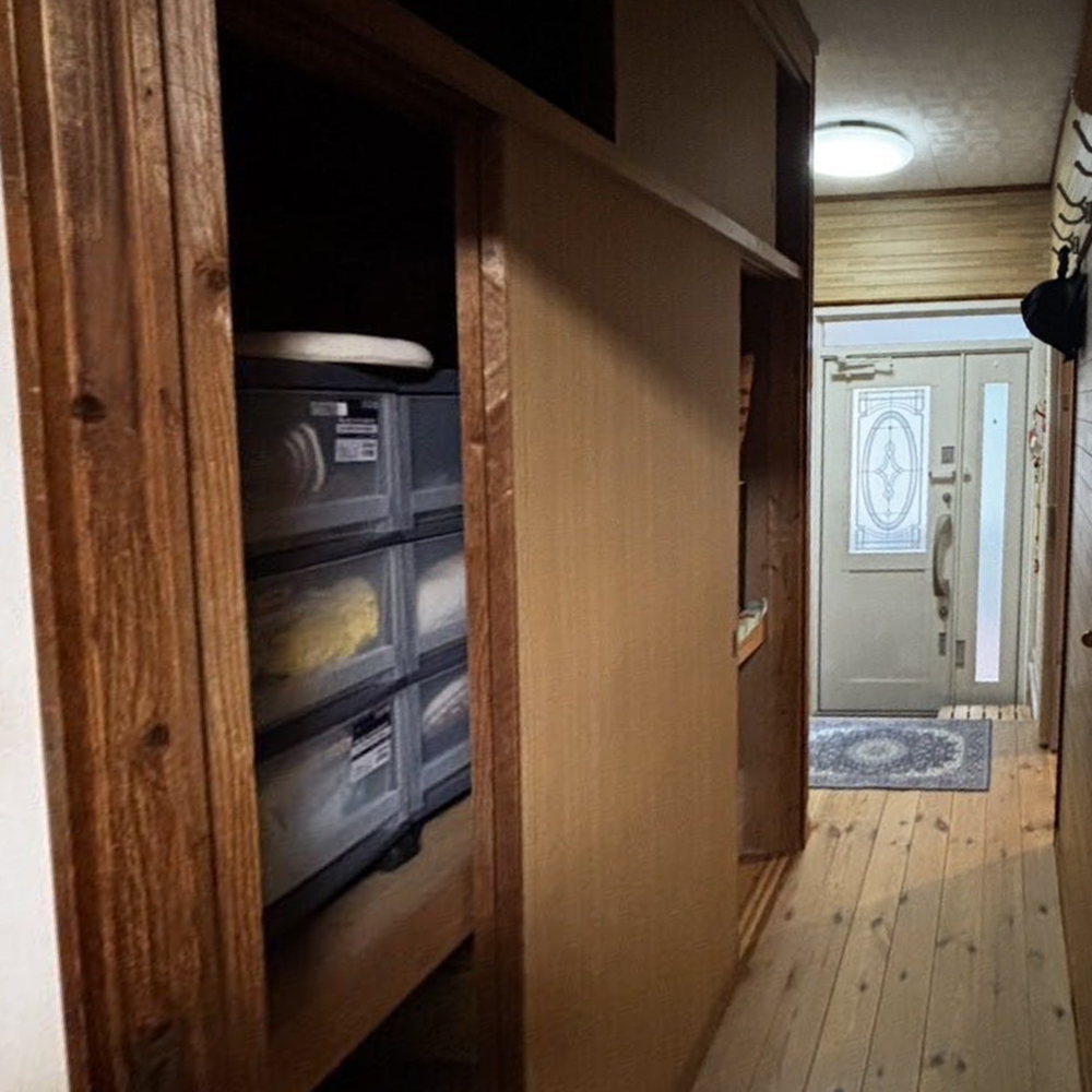 壁と天井が木貼りの、昔ながらの趣ある住宅です。フローリングには無垢材が使われており、非常に味わい深い雰囲気を醸し出していました。一方、押入れは暗く、高い位置にある天袋や奥行きのある収納は、物が取り出しづらい状態でした。
