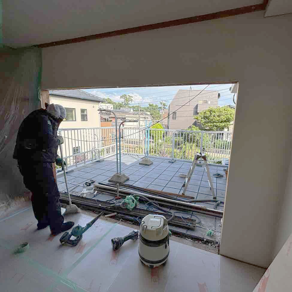 既存サッシの解体撤去作業です。ハツリ工法で壁面を開口していきます。