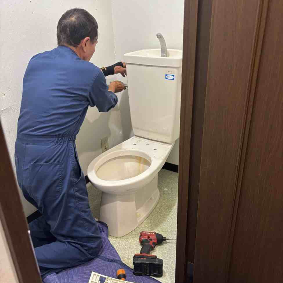 既存のトイレを撤去中。
