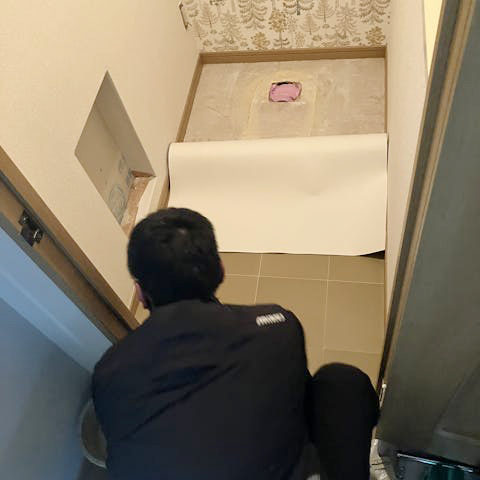 壁紙（クロス）の貼替が完了し、続いて床のクッションフロア（CF）を丁寧に貼替えています。