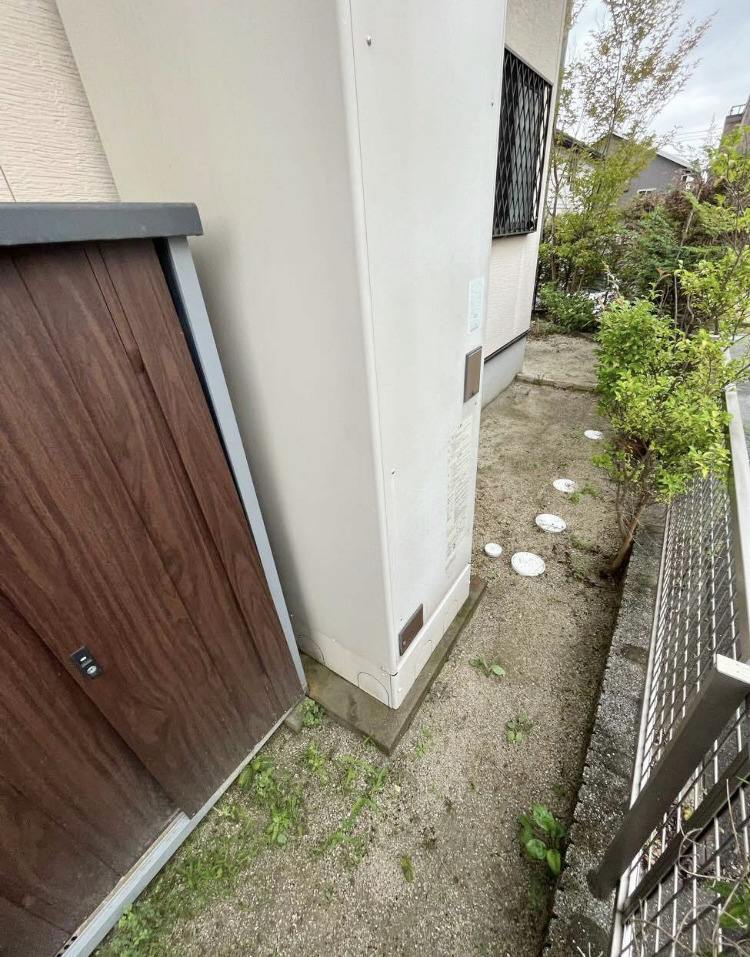 施工前、お客様の住まいには古くなった電気温水器が設置されていました。

さらに、漏水の問題が発生し、安全性と機能性の向上が必要でした。

これに対応するべく、エコキュートへのリフォームが検討されました。