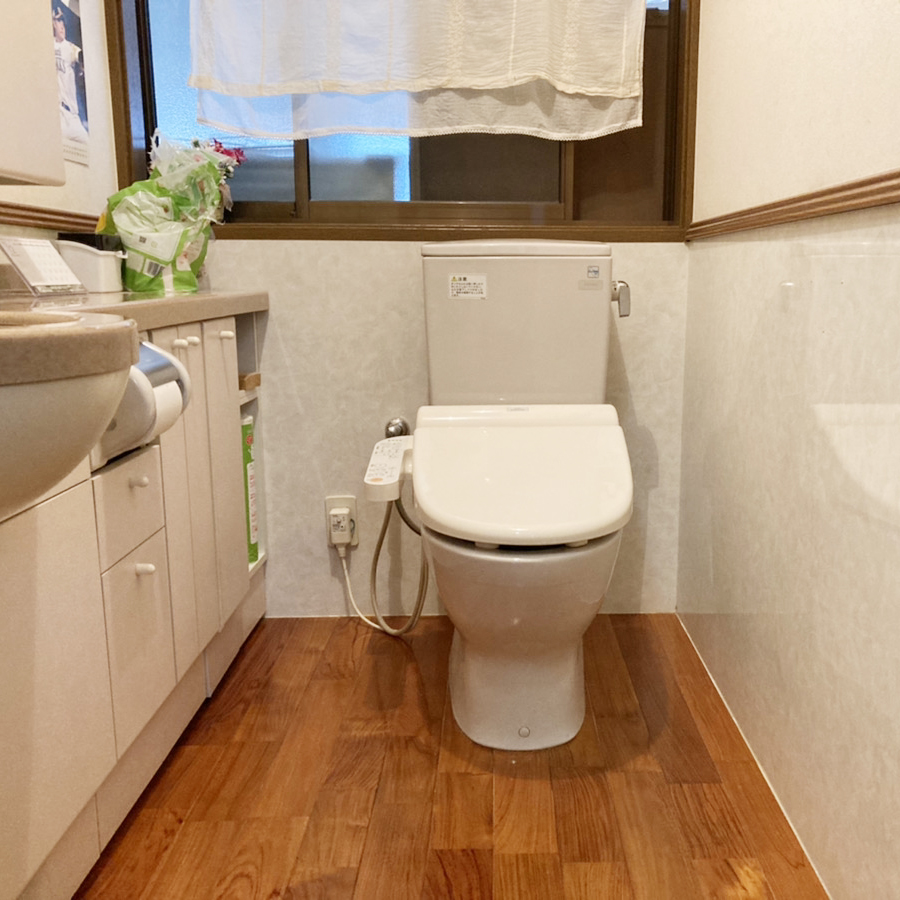 長く使われたトイレは古さが目立ってきていました。<br />
最新のトイレは節水性が高いので、トイレをリフォームする事で節水対策にもなります。