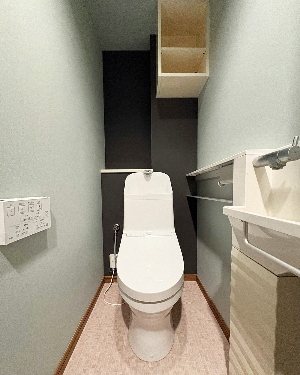 福岡市城南区Ｏ様邸　トイレ交換リフォーム工事｜グリーンの壁紙にして、モダンな雰囲気に