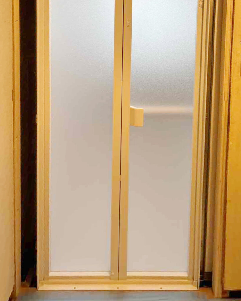 新しく設置するTOTO「マンションリモデル」の枠組みやドアを丁寧に組み立てていきます。