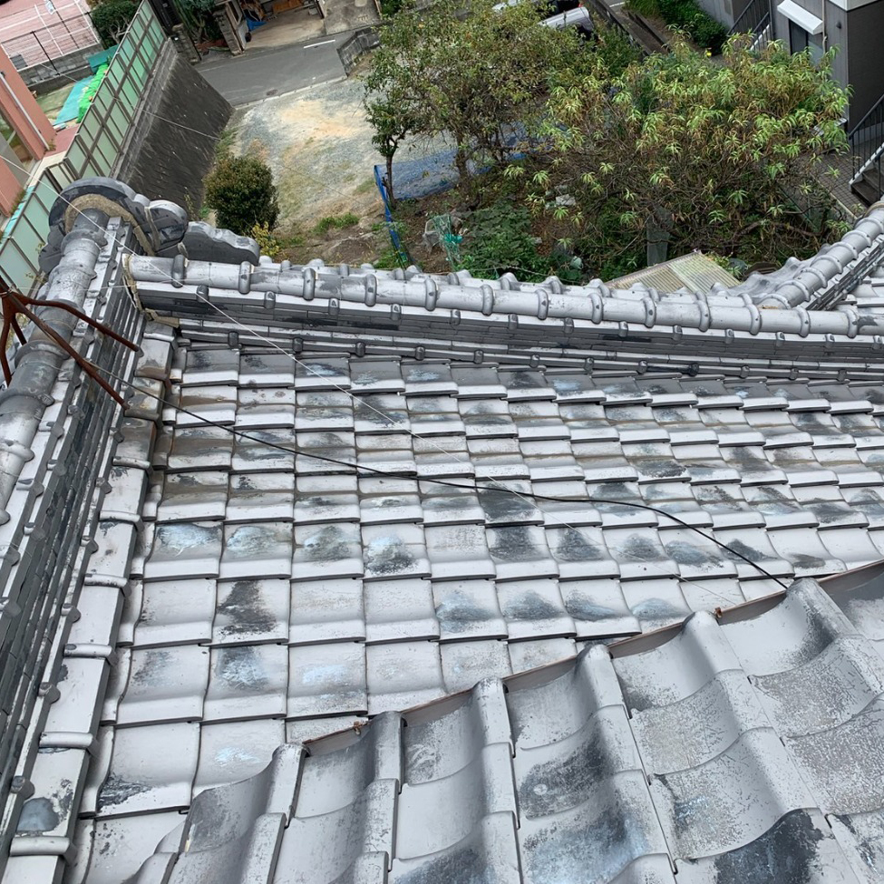 瓦が経年劣化で風化していました。