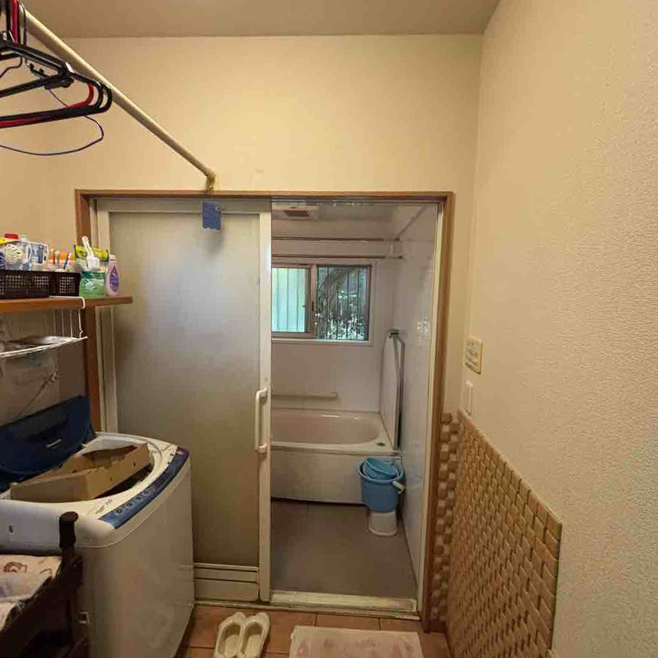 経年劣化で浴室内部が傷んでいました。