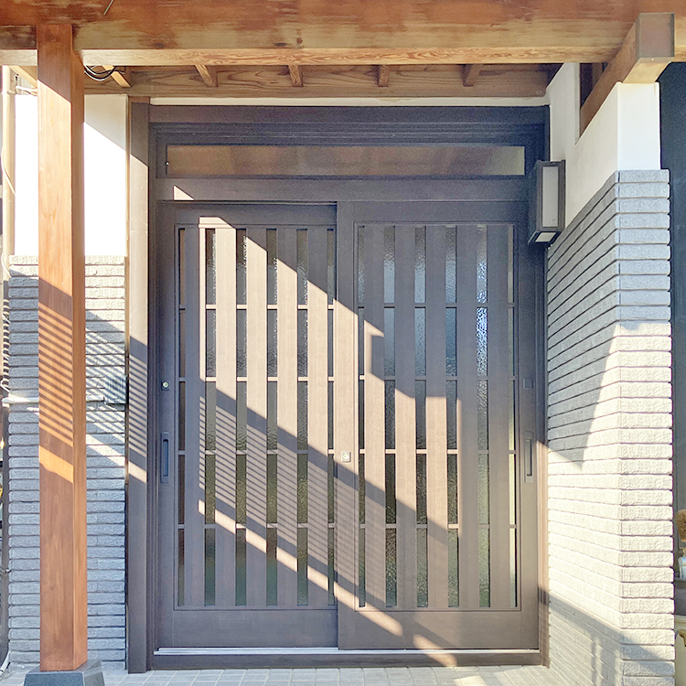 お客様とご一緒にカタログを見ながら、外観にある玄関を選ばせていただきました。