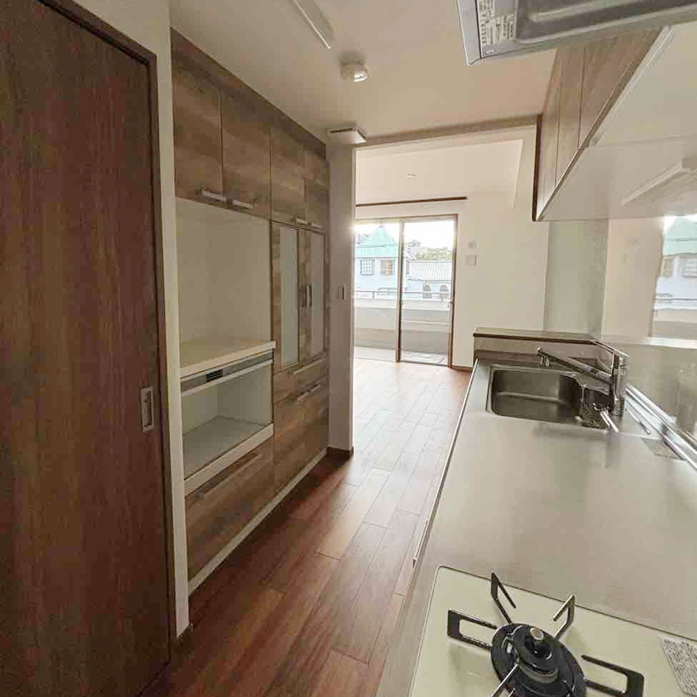 キッチンの背面に作りつけの収納スペースを設置