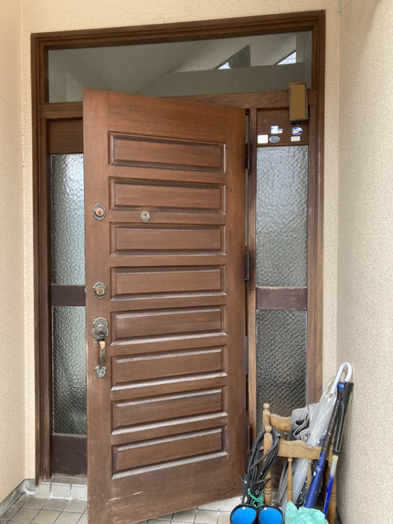 長く使われていた玄関ドアは、建てつけが悪くなっていまいた。
