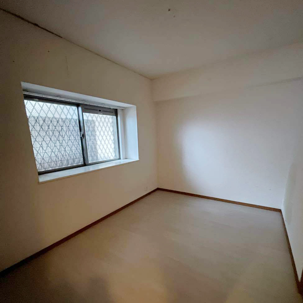 ご夫婦の持ち物に合わせた棚を新設し、衣裳部屋へと生まれ変わります。