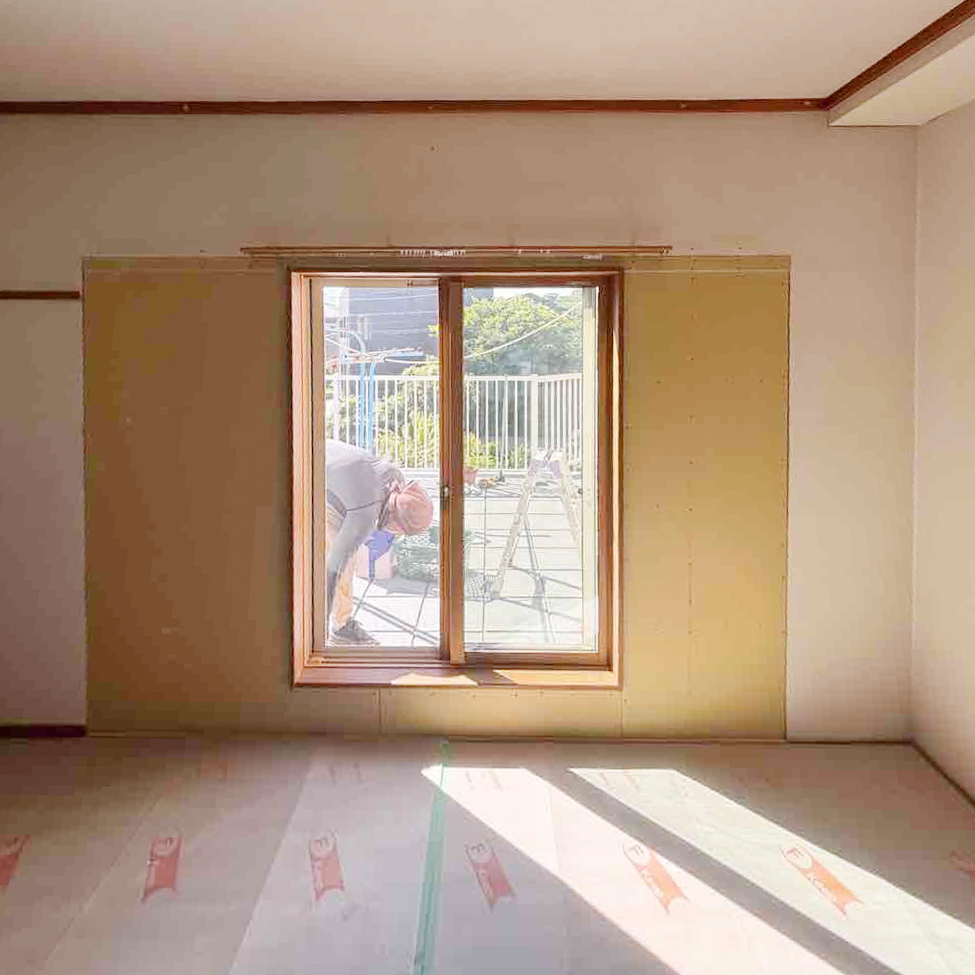 室内側に石膏ボードを貼り、内装の下地を仕上げていきます。