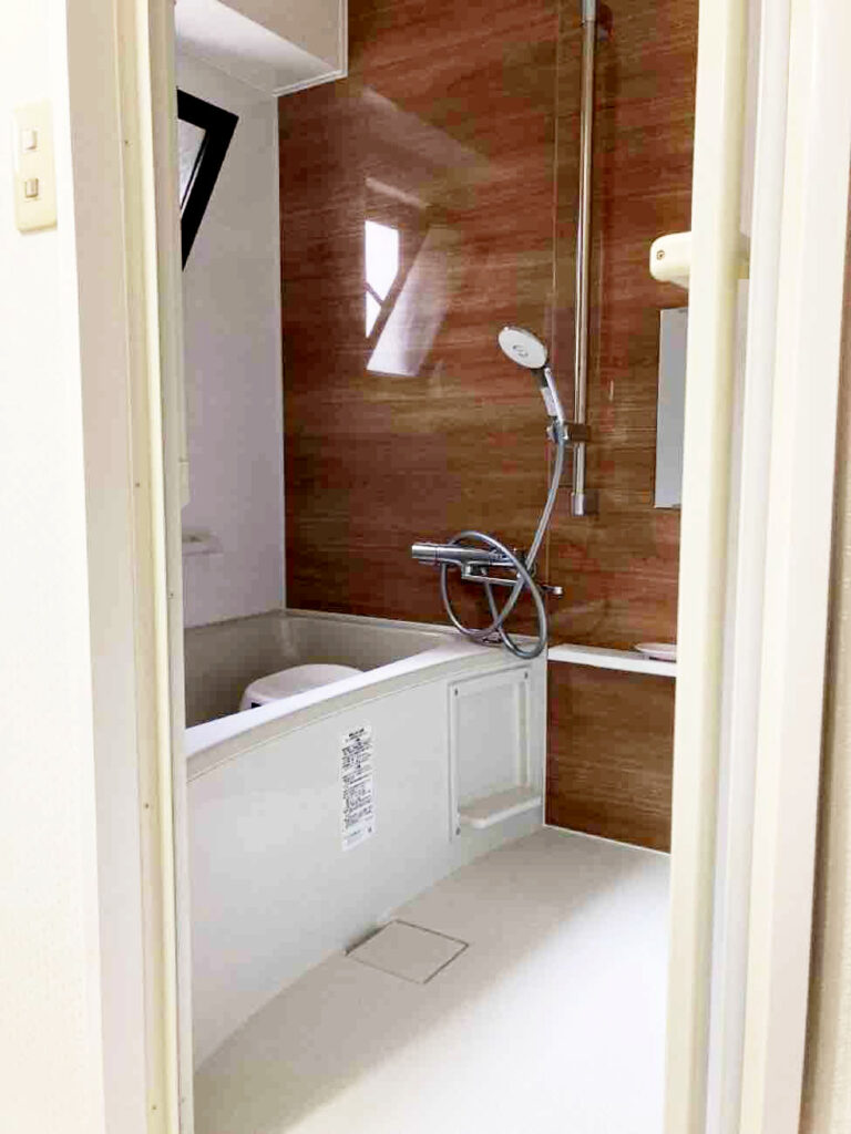 リクシルのマンションリフォーム用システムバスルーム ：リノビオV<br />
浴槽のまたぎの高さを少しでも低くするために、排水勾配をぎりぎりまで詰めて施工しました。