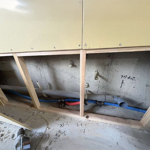 壁式構造の建物で床も直貼りフロアだっため、解体後新規で配管経路を通しました。