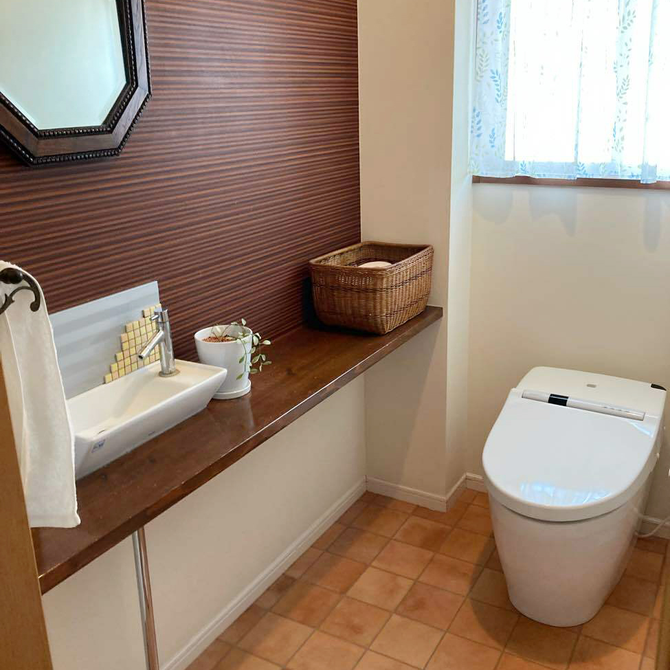 水の流れが悪くったトイレ本体の交換に合わせて、床材も張替えることに。