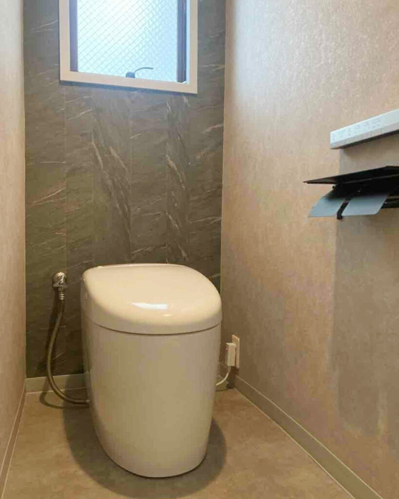 やわらかなアールを描くコンパクトなトイレをご選定。<br />
<br />
壁紙も貼替、雰囲気が変わりました。