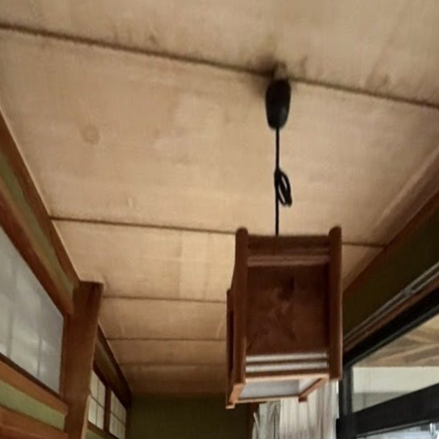 廊下の天井にしみがありました。
