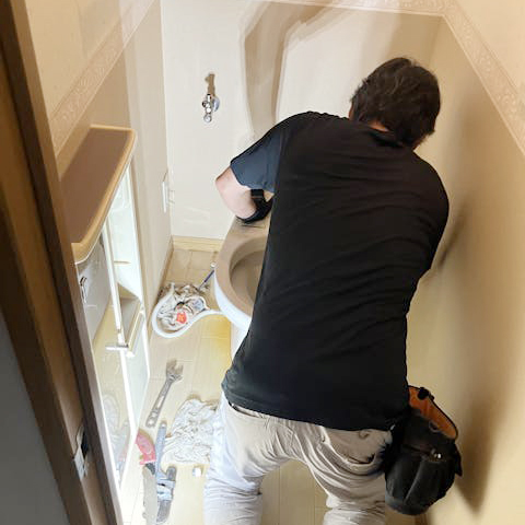 既存のトイレを解体・撤去している様子です。