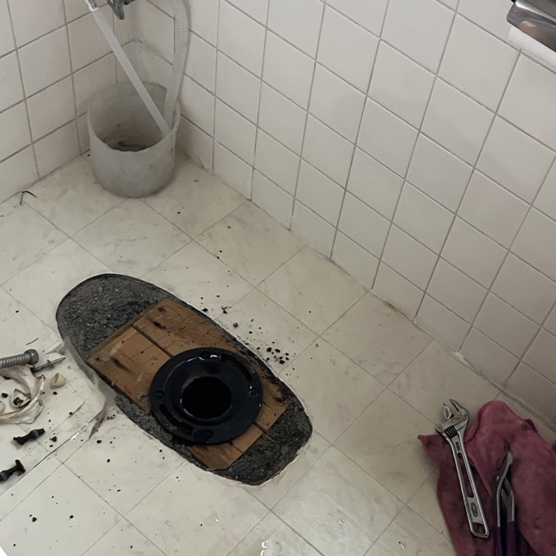 既存のトイレを外した状態です。
