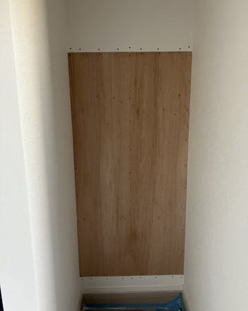 重たいものも載せられるように、棚板をつける前に下地を補強しました。