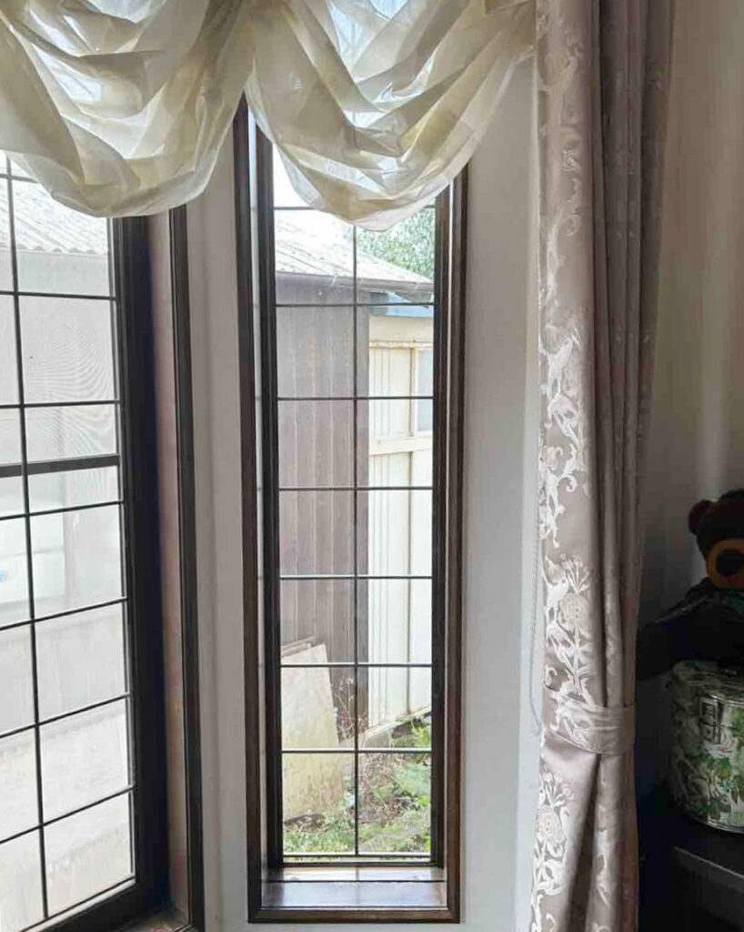 内窓設置前。

夏の暑さ、冬の寒さと外気温の影響を受けていました。