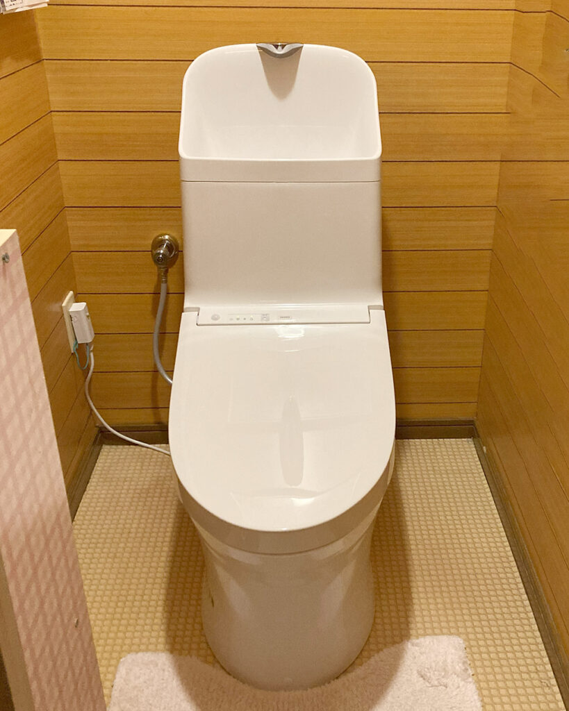 ウォシュレット一体型トイレに取替ました。<br />
TOTO独自の「トルネード洗浄」で、少ない水量でも効率的に洗浄する為、節水効果が期待できます。<br />
<br />
便利なオート洗浄付き。