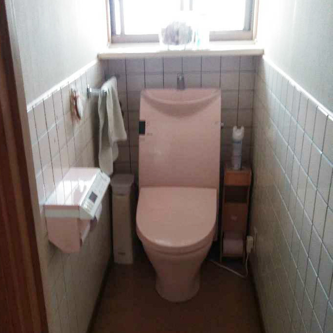 長く使われたトイレは古くなっていました。