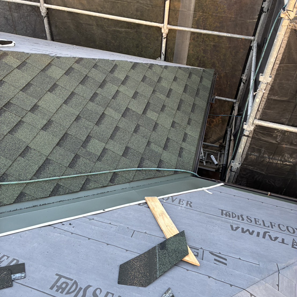 使用した屋根材は、耐久性と美観に優れた「リッジウェイ」