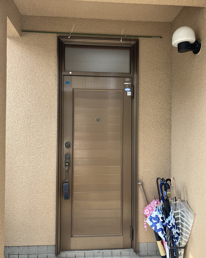 鍵がまわしにくく、閉まる際も大きな音がするようになってきました。