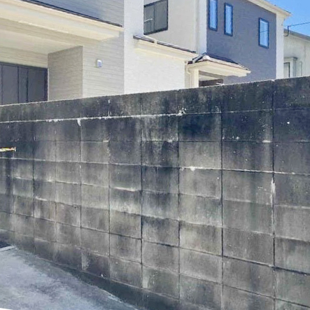 ブロックが高く積んであり、車を出すときに自己を起こしそうで怖いなと考えられました。