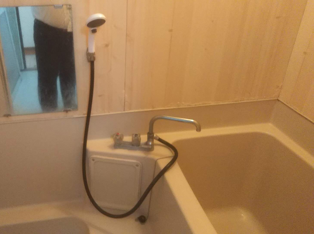 購入されたマンションの浴室は、汚れが目立っていました。