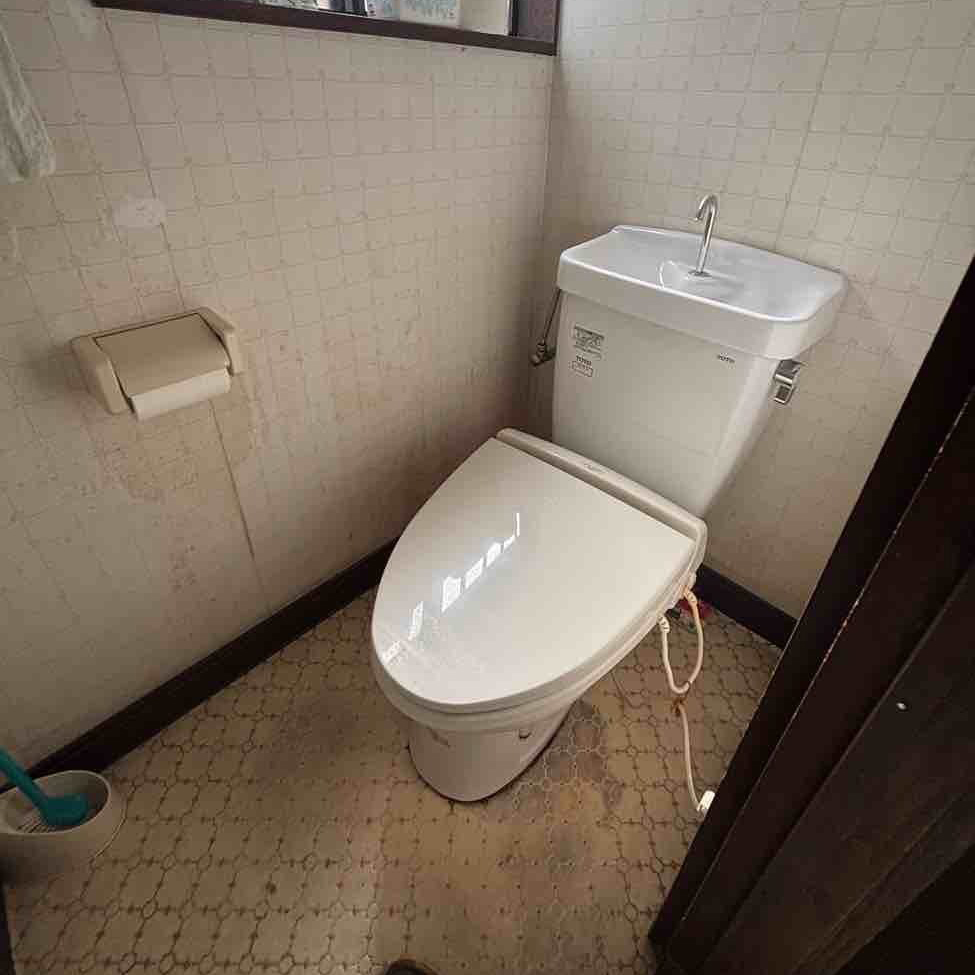 リフォーム前のトイレは経年劣化が進んでいました。