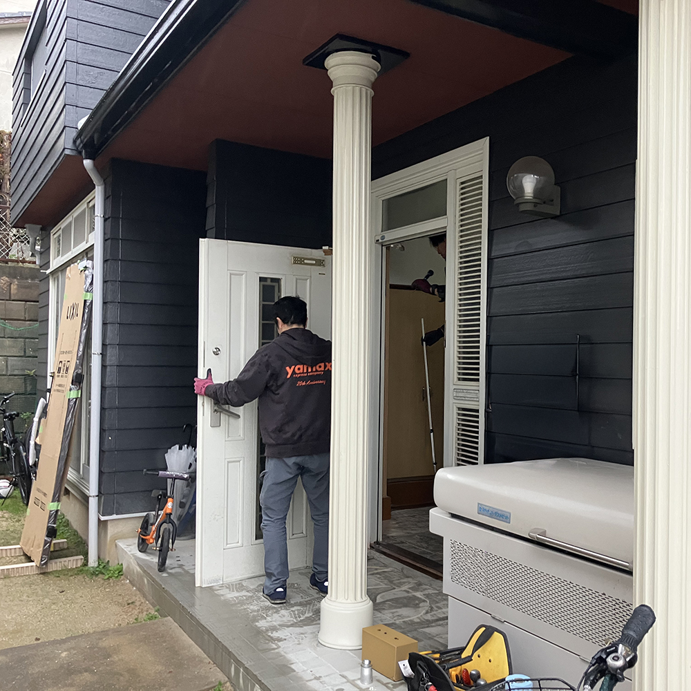 壁を壊さずに、既存の玄関のドア枠の上に新しいドアを枠ごと取り付けるカバー工法「リシェント」