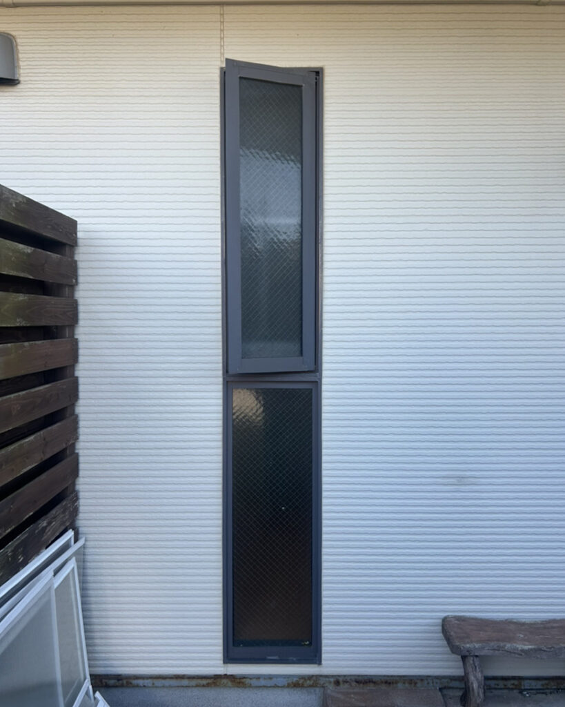 内窓のカバー工事をさせていただいており、その成果にご満足いただけて、こちらの勝手口も工事を追加でさせていただくことになりました。