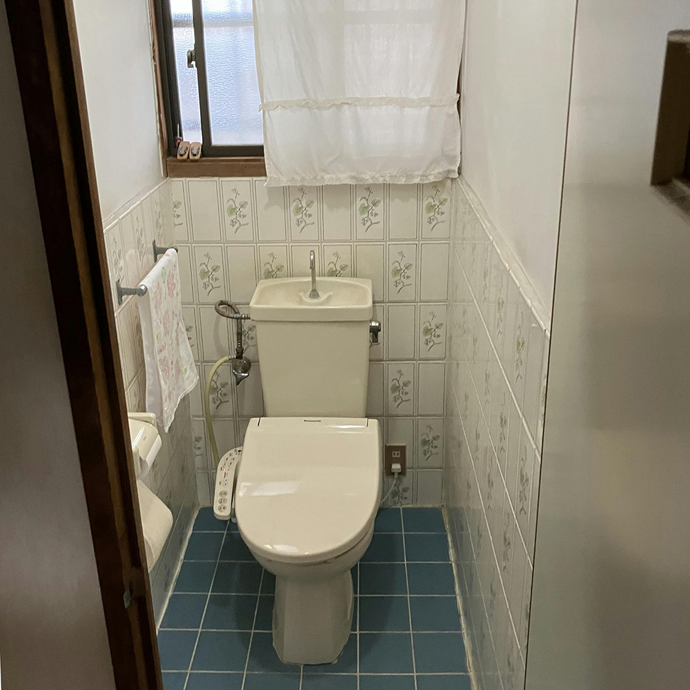 タンクからの水漏れがリフォームのきっかけでした。
床もタイルだったので、冷たい感じがしました。