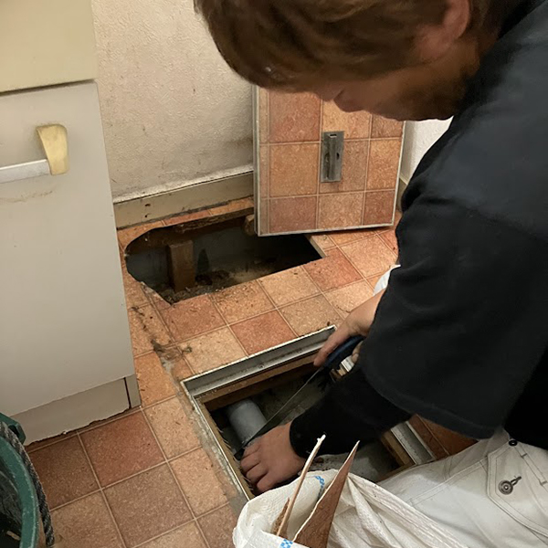 床下点検口から確認中