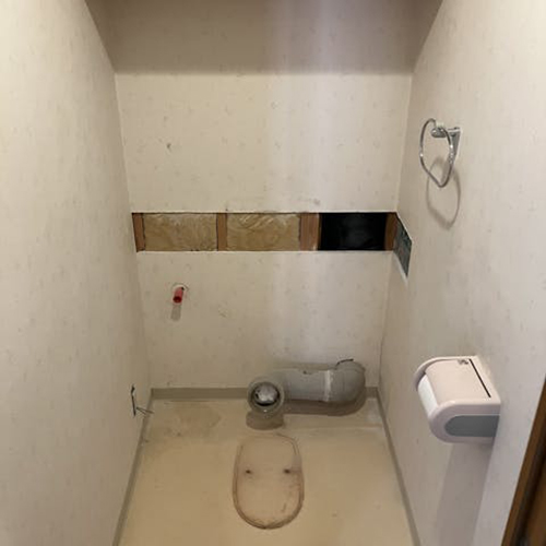 既存のトイレを外した状態です。