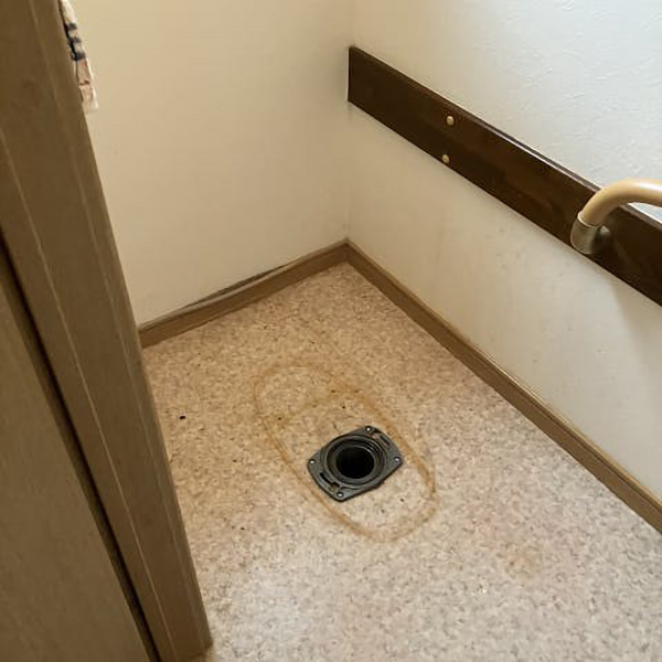 既存のトイレを外した状態です。